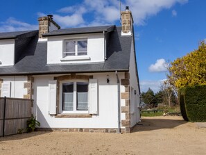 Exterior - Holiday Home 'Ti Ma Zud Bihan' with Private Terrace, Shared Garden and Wi-Fi (Pleumeur-Bodou)