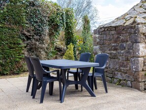 Outdoor dining - Holiday Home 'Ti Ma Zud Bihan' with Private Terrace, Shared Garden and Wi-Fi (Pleumeur-Bodou)