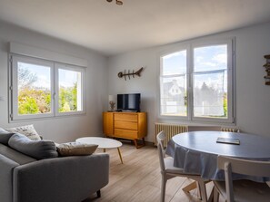 TV, DVD player, ping pong, stereo - Holiday Home 'Ti Ma Zud Bihan' with Private Terrace, Shared Garden and Wi-Fi (Pleumeur-Bodou)