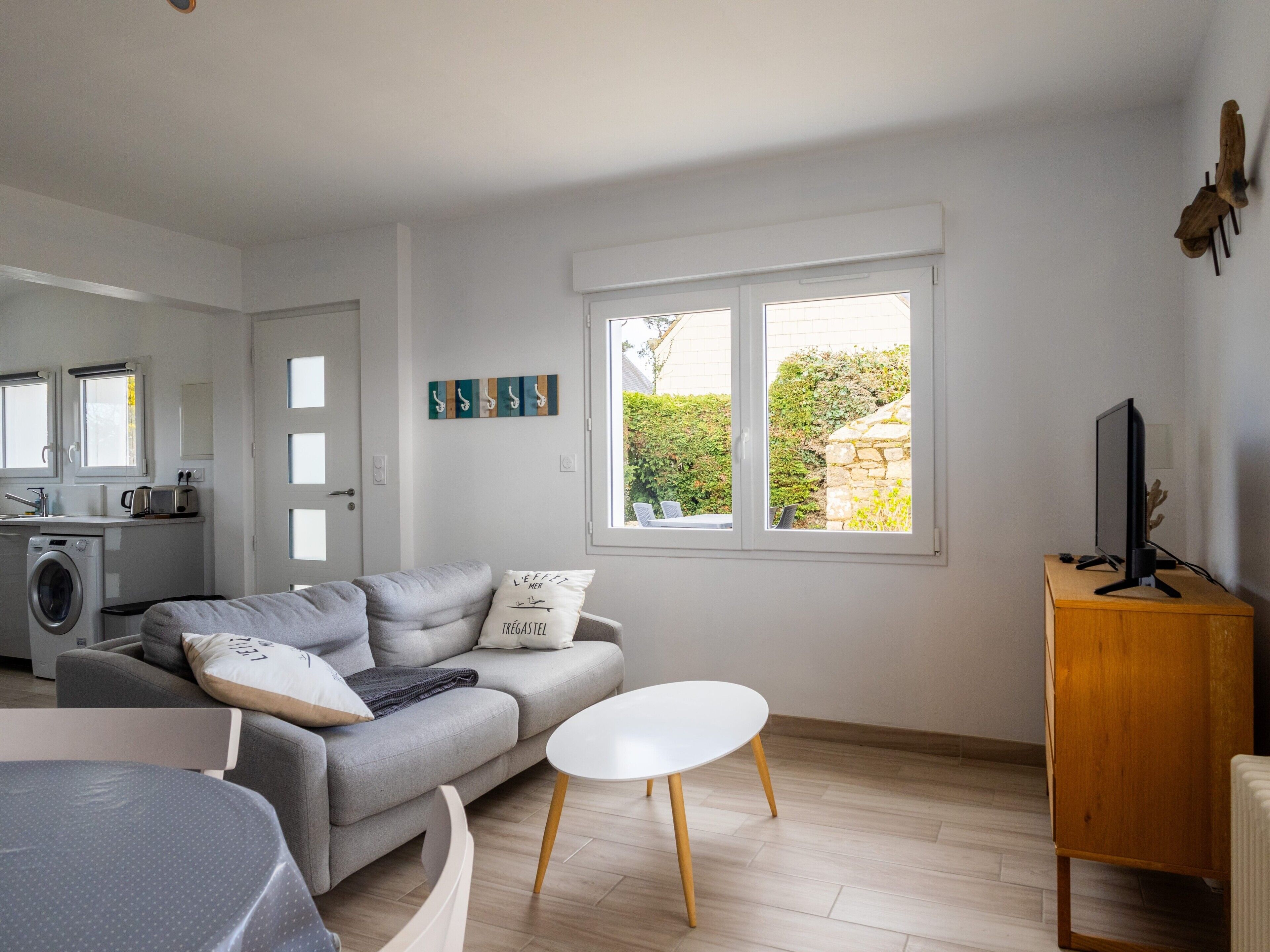 Tv, dvd-spelare, ett bordtennisbord och en stereo