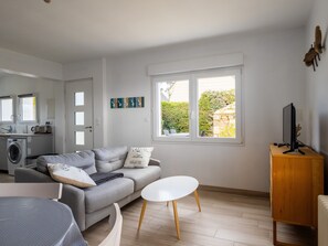 TV, DVD player, ping pong, stereo - Holiday Home 'Ti Ma Zud Bihan' with Private Terrace, Shared Garden and Wi-Fi (Pleumeur-Bodou)