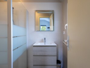 Shower, hair dryer, towels - Holiday Home 'Ti Ma Zud Bihan' with Private Terrace, Shared Garden and Wi-Fi (Pleumeur-Bodou)