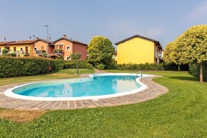 A residential area with a swimming pool, houses, and well-maintained lawns. - Holiday Home 'Casa Vacanze Da Ricky' with Shared Pool, Wi-Fi and Air Conditioning (Peschiera)