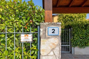 Exterior detail - Holiday Apartment 'Casa Vacanze Da Ricky' with Shared Pool, Wi-Fi and Air Conditioning (Peschiera)