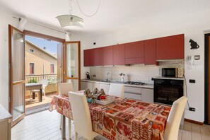 Fridge, microwave, oven, stovetop - Holiday Apartment 'Casa Vacanze Da Ricky' with Shared Pool, Wi-Fi and Air Conditioning (Peschiera)