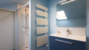 Ducha, secador de pelo, toallas