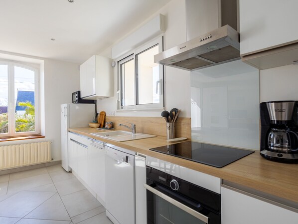 Kjøleskap, mikrobølgeovn, ovn og kokeplater