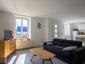 TV, peis, DVD-spiller og bordtennis