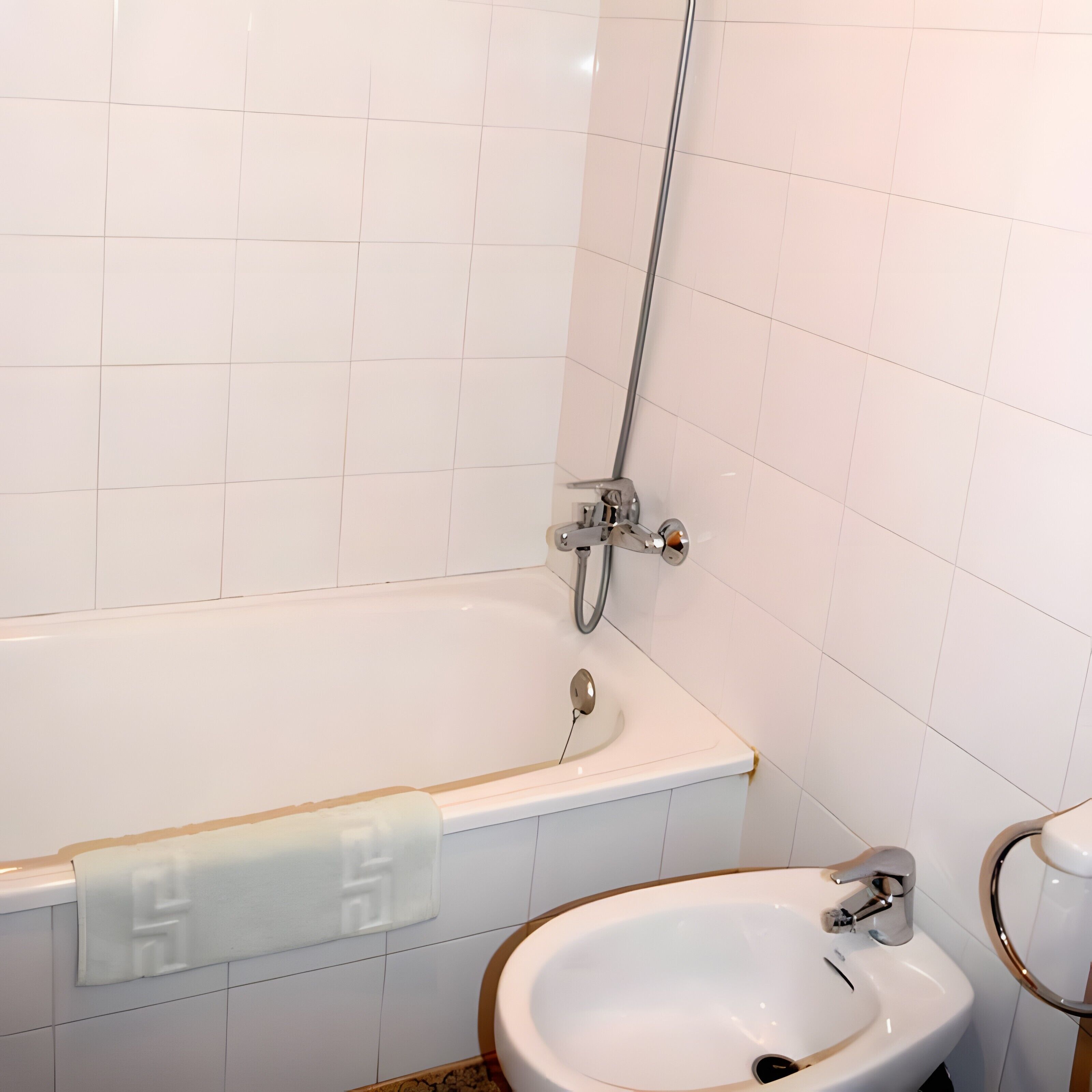 Un baño con bañera, lavabo y ducha.