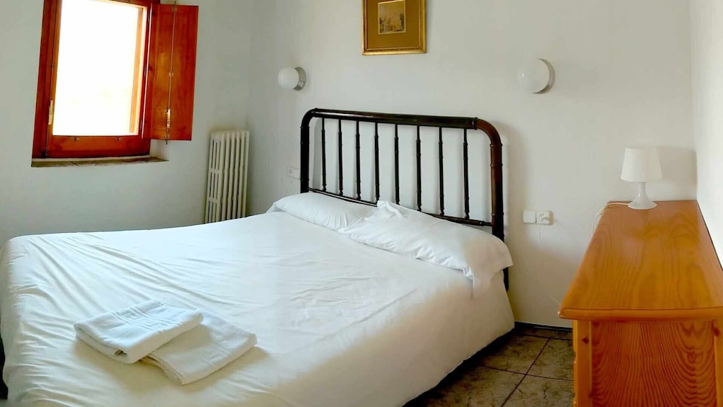 Apartamento 'Mas El Carrer - Groc' Con Vistas A La Montaña, Piscina Compartida Y Wi-fi - Besalú