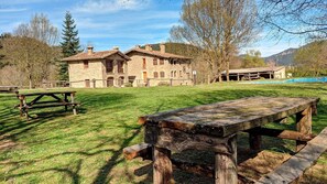 Outdoor dining - Apartment 'Mas El Carrer - Blau' with Shared Pool, Shared Garden and Wi-Fi (Santa Pau)