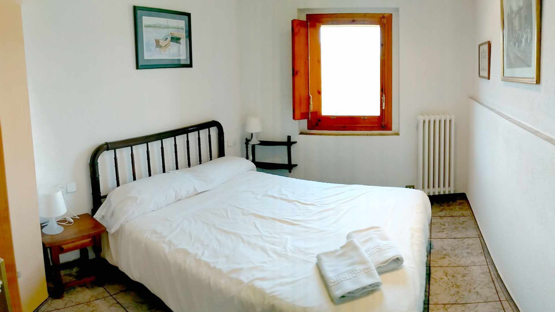 2 habitaciones, tabla de planchar con plancha y wifi gratis 