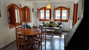 Televisión y chimenea