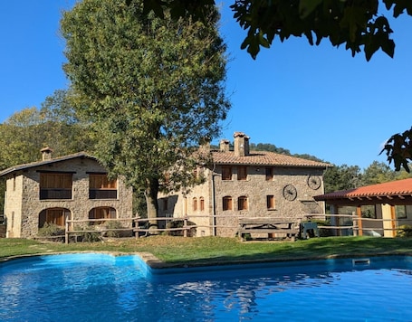 プール. Country House 'Mas El Carrer - La Cabana' with Mountain View, Shared Pool and Wi-Fi
