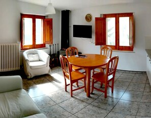 Televisión y chimenea 