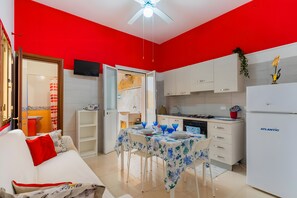 Réfrigérateur, four, plaque de cuisson, cafetière/bouilloire