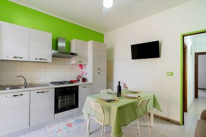 Fridge, oven, stovetop, coffee/tea maker