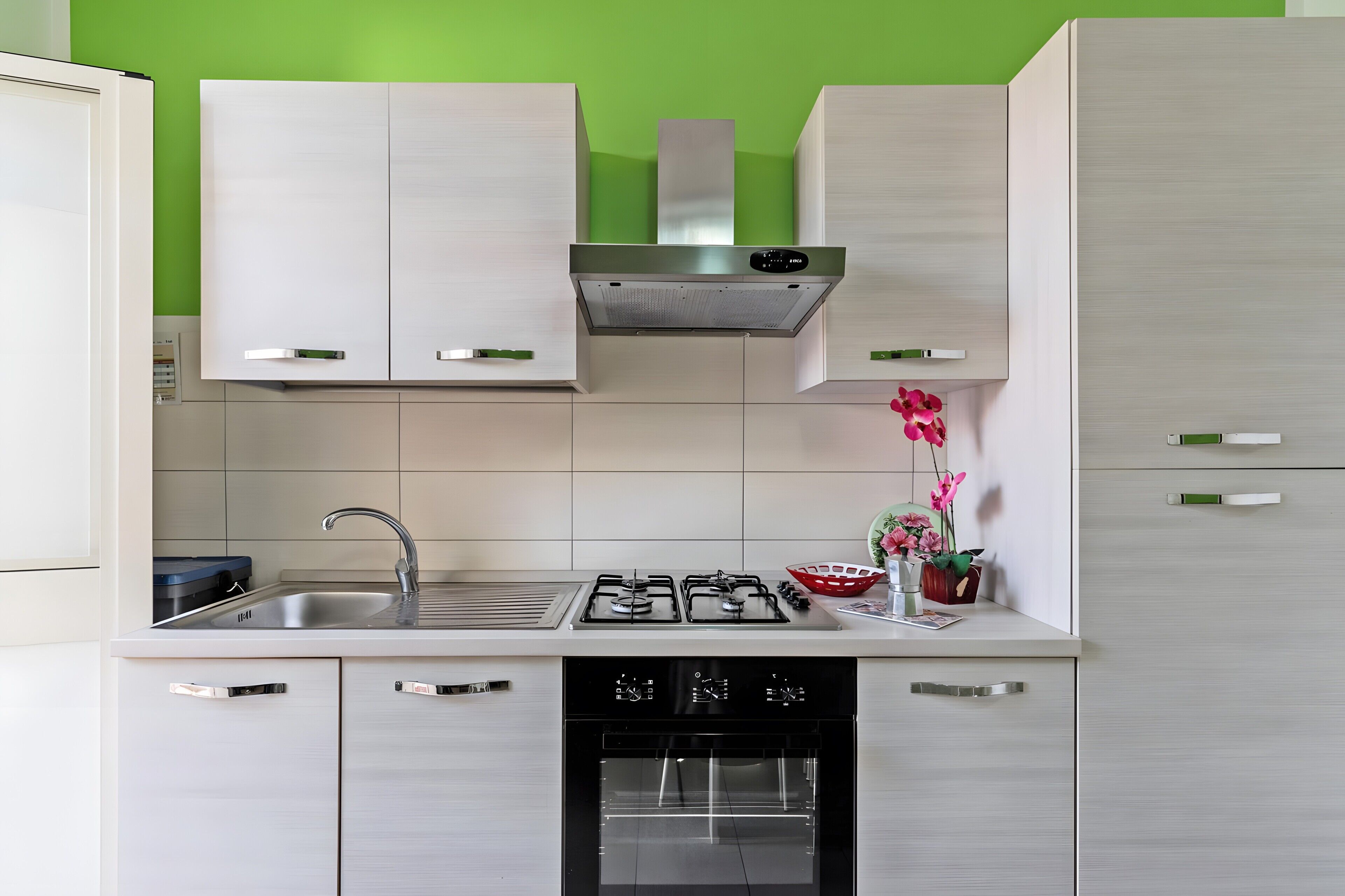 Réfrigérateur, four, plaque de cuisson, cafetière/bouilloire