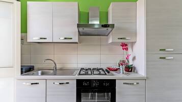 Réfrigérateur, four, plaque de cuisson, cafetiÚre/bouilloire