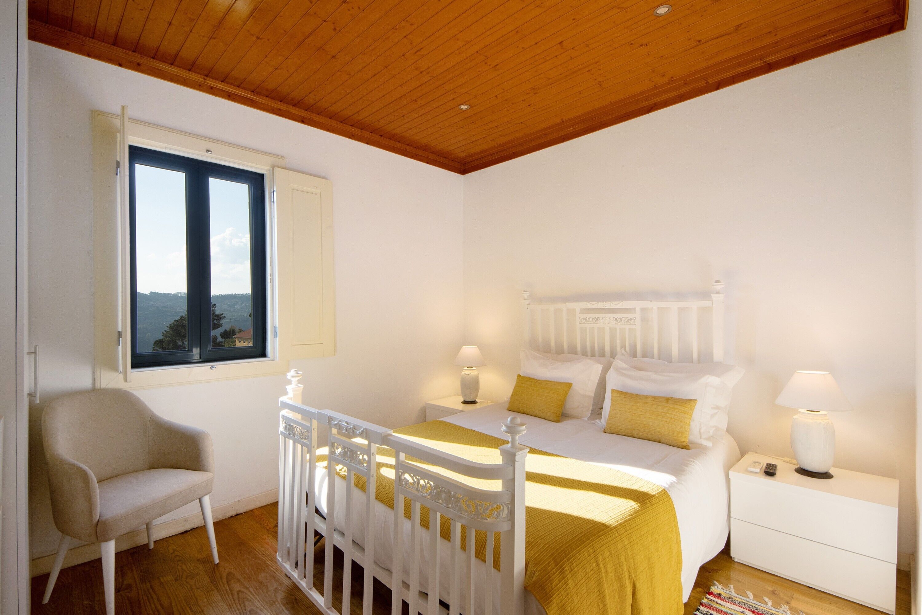 4 slaapkamers, een strijkplank/strijkijzer, gratis wifi, beddengoed