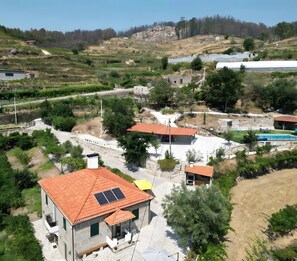 Um bairro residencial com casas, piscina e estufa.
