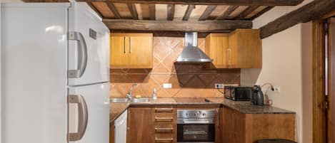 Jääkaappi, mikroaaltouuni, uuni, liesi