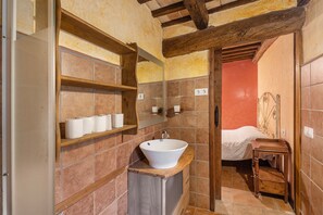 5 camere, Wi-Fi gratuito, lenzuola