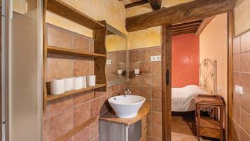 5 bedrooms, free WiFi, bed sheets