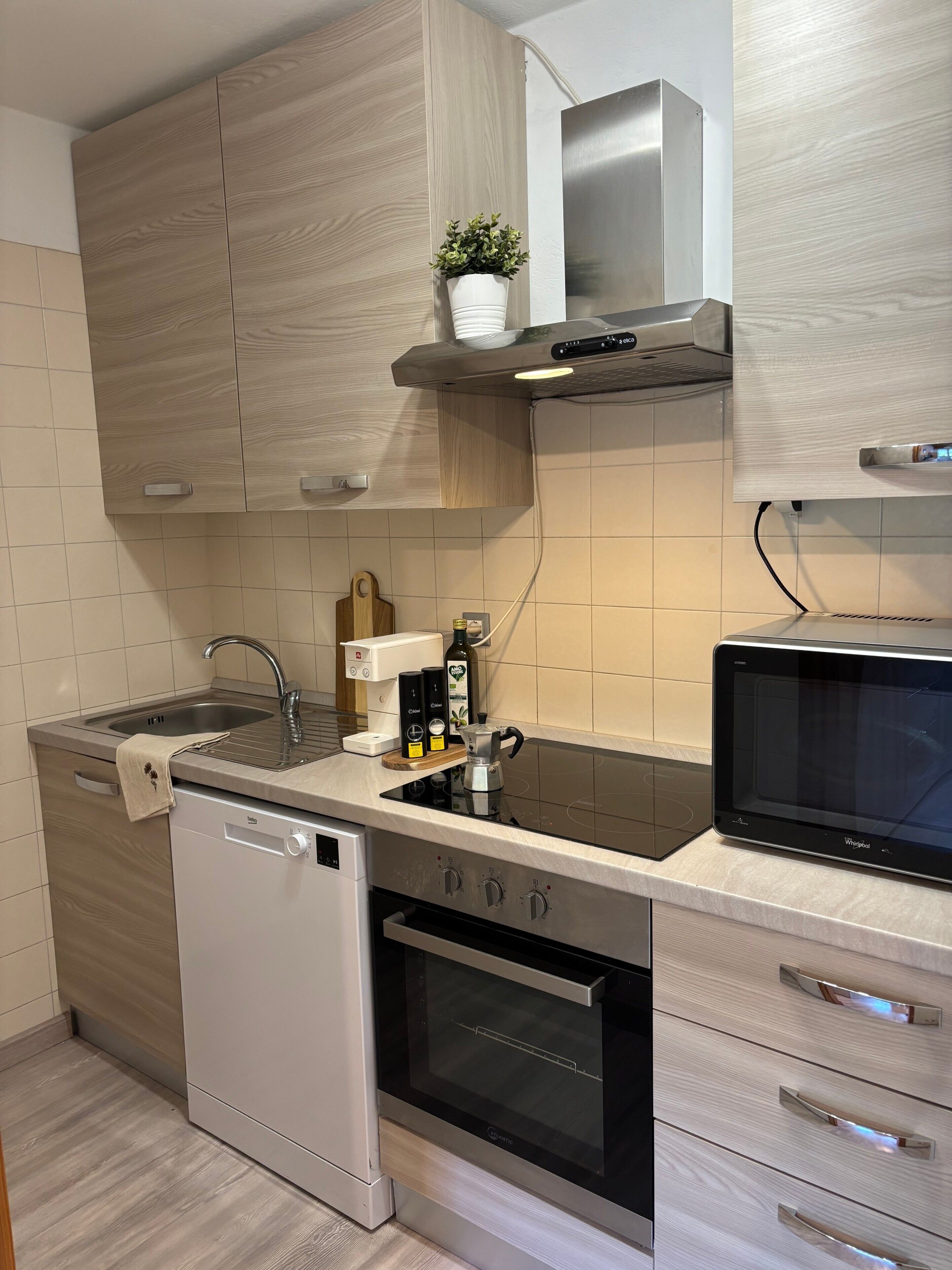 Frigorifero, microonde, forno, piano cottura