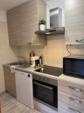 Frigorífico, microondas, horno y placa de cocina