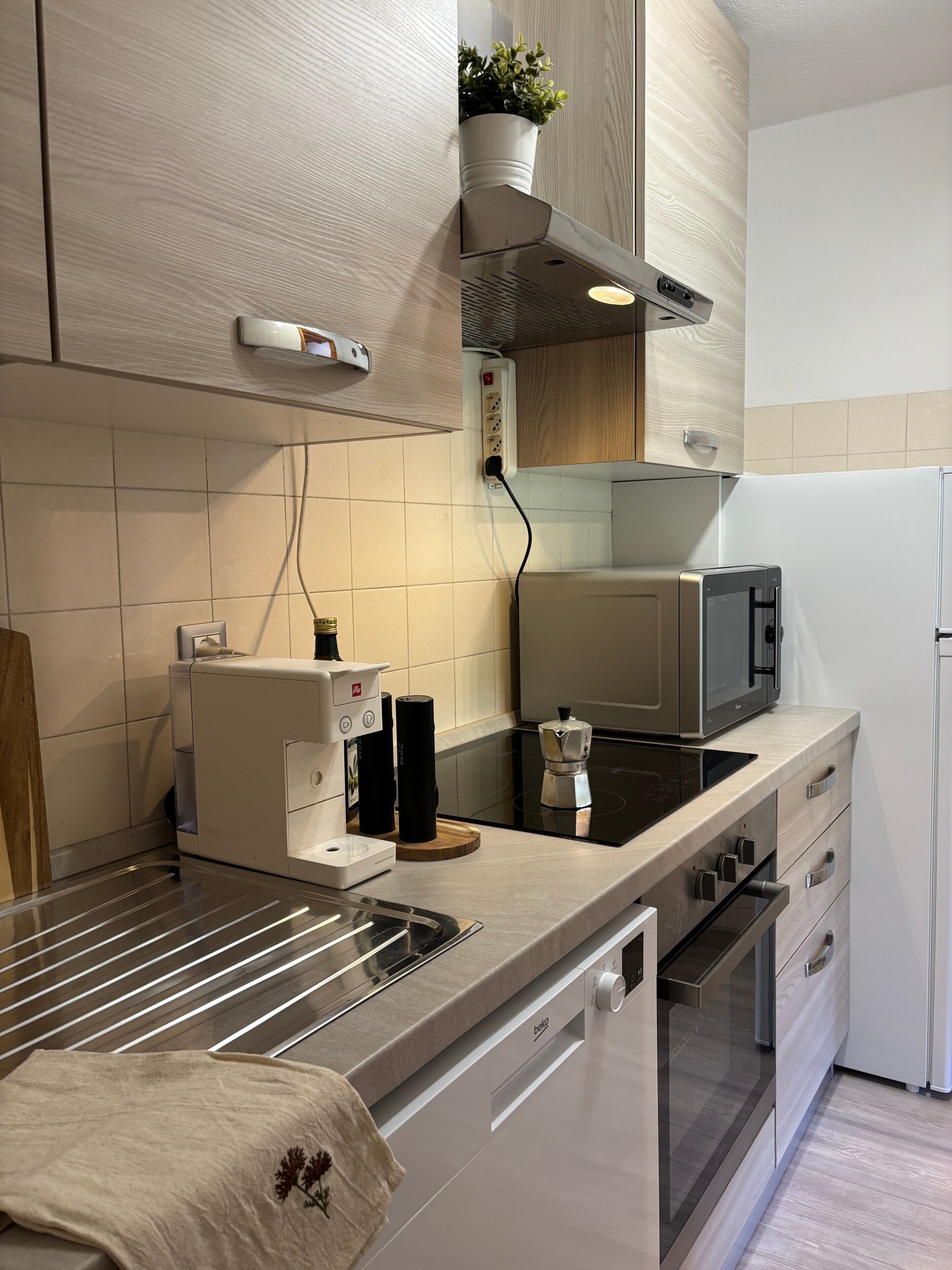 Een koelkast, een magnetron, een oven, een kookplaat