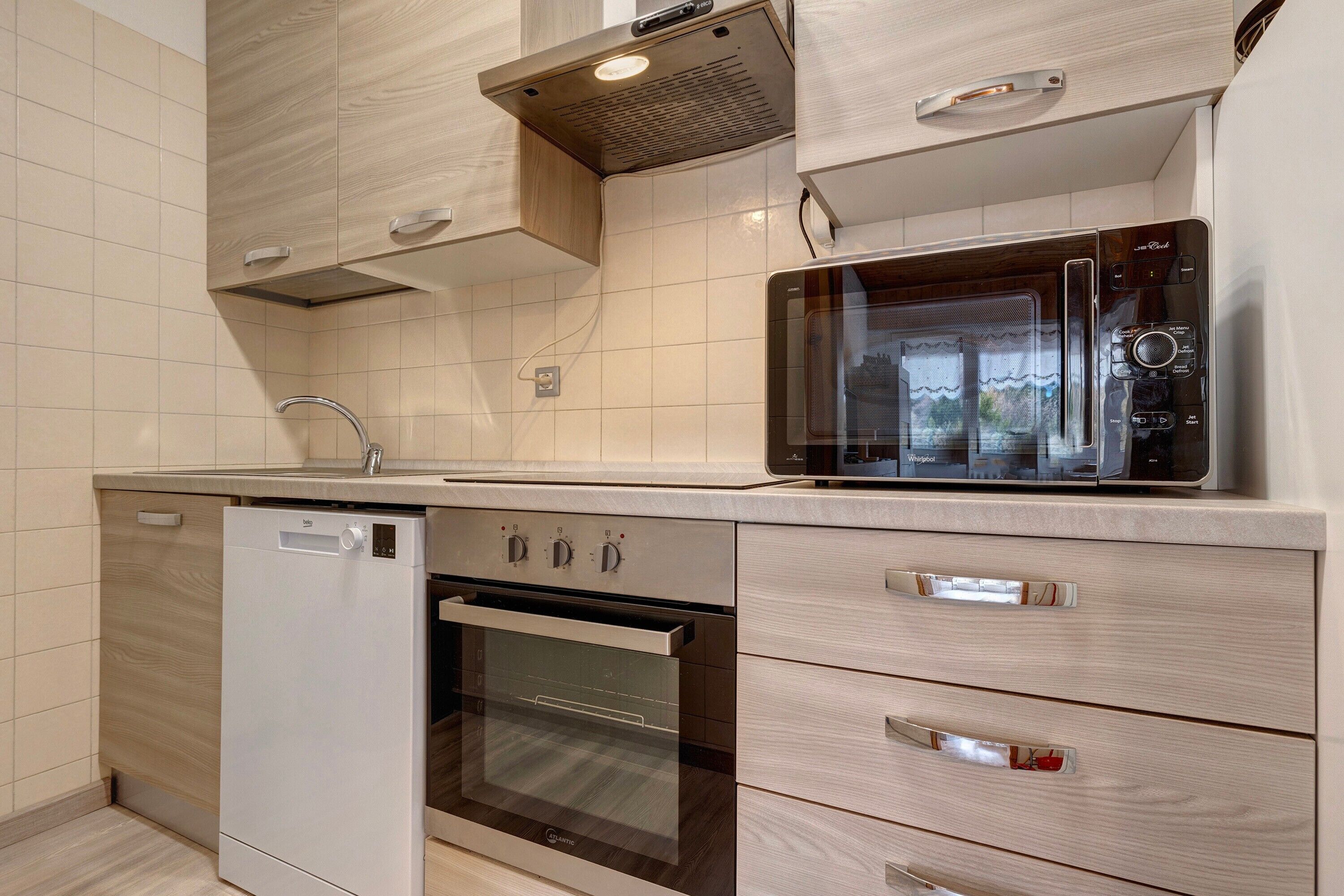 Een koelkast, een magnetron, een oven, een kookplaat