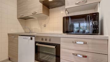 Een koelkast, een magnetron, een oven, een kookplaat