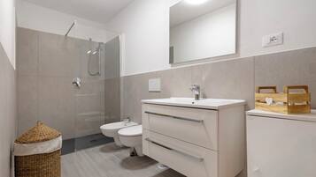 Douche, sĂšche-cheveux, serviettes fournies