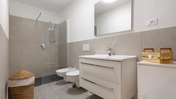 Douche, sèche-cheveux, serviettes fournies