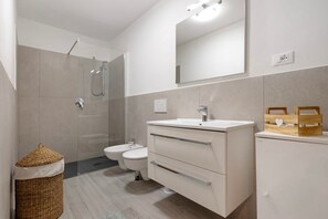 Regadera, secadora de cabello, toallas 