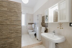 Douche, sèche-cheveux, serviettes fournies