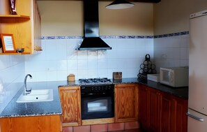 Een koelkast, een magnetron, een oven, een kookplaat