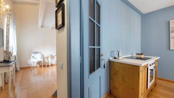 Frigorifero, piano cottura, macchina per tè/caffè