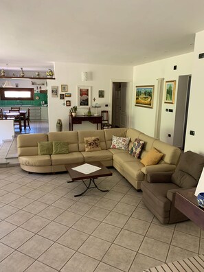 Televisión y chimenea