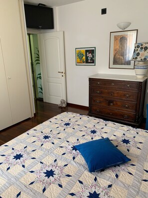 2 makuuhuonetta, silitysrauta/-lauta, ilmainen Wi-Fi, vuodevaatteet