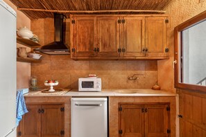 Réfrigérateur, micro-ondes, plaque de cuisson, lave-vaisselle