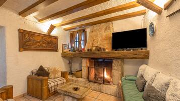 Een televisie en een open haard