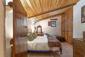 4 bedrooms, free WiFi, bed sheets - Chalet 'Can Pavet' with Mountain View, Private Pool and Wi-Fi (Pontons)