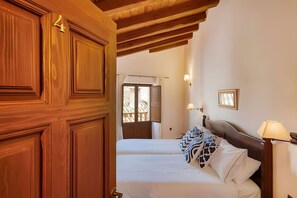 5 bedrooms, iron/ironing board, free WiFi, bed sheets