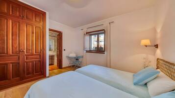 5 bedrooms, iron/ironing board, free WiFi, bed sheets