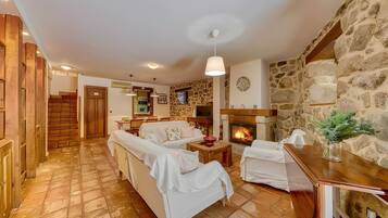 Televisión y chimenea