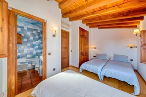 5 bedrooms, iron/ironing board, free WiFi, bed sheets