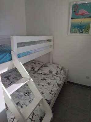 1 dormitori, planxa i posts de planxar i roba de llit
