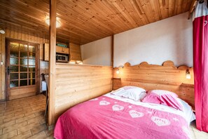 1 室のベッドルーム、WiFi (無料)、ベッドシーツ